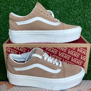 Vans WMNS Old Skool Stacked  Soft Suede Burro/True White 
VN0A7Q5MB69
Platforms
